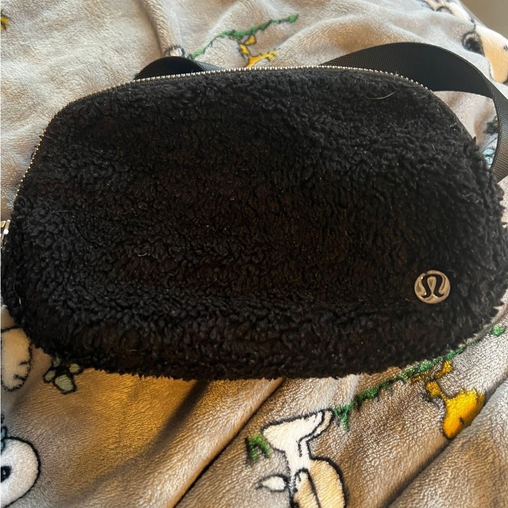 lululemon OG sherpa everywhere belt bag